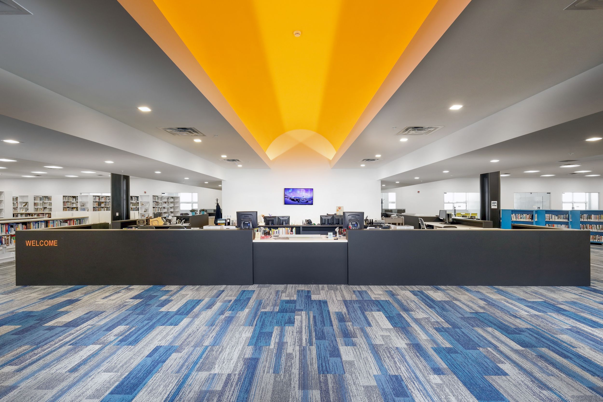 Interface Aerial Flying Colors AE315. AE317 and AE311 plank carpet tile in higher education library imagen número 8